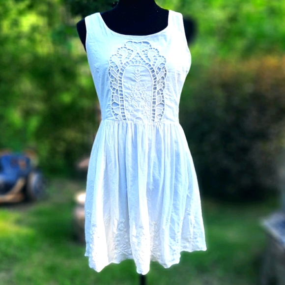 Old Navy Dresses & Skirts - [Old Navy] Boho white cotton embroidered dress.